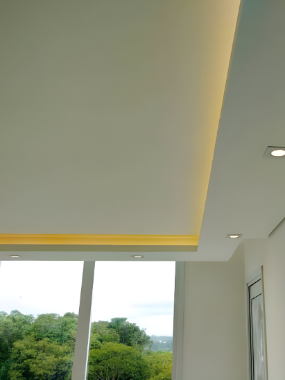 Rebaixo lateral em gesso com iluminação indireta em Curitiba