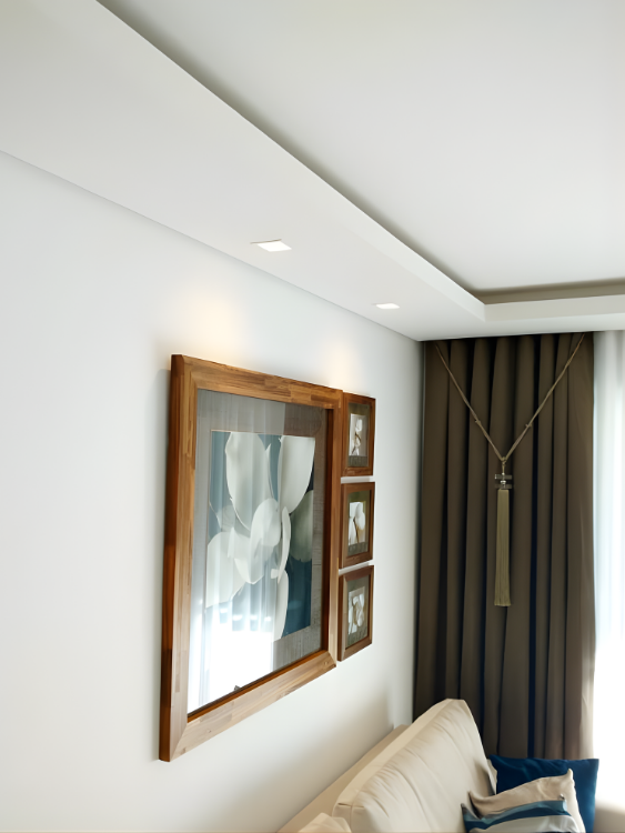 Rebaixo lateral moderno em drywall com iluminação embutida em Curitiba