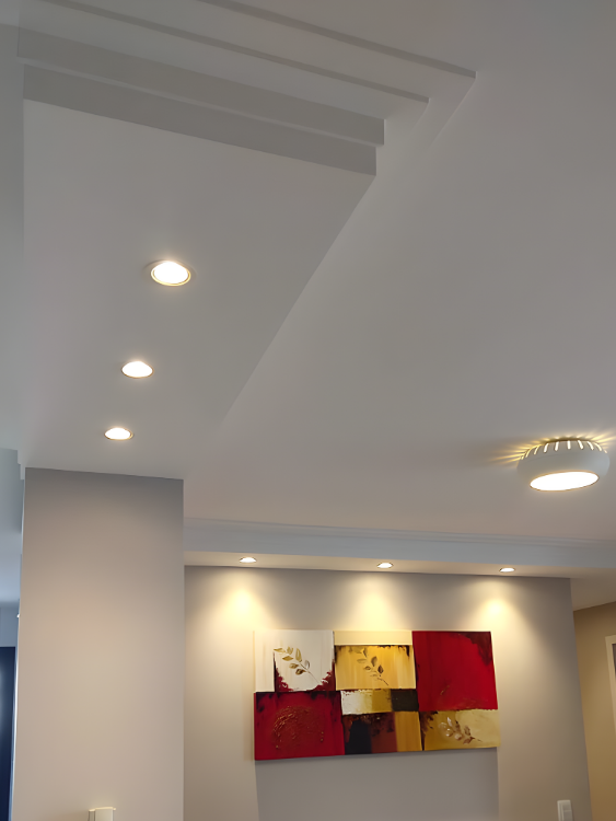 Forro de drywall com sanca e iluminação em projeto residencial em Curitiba