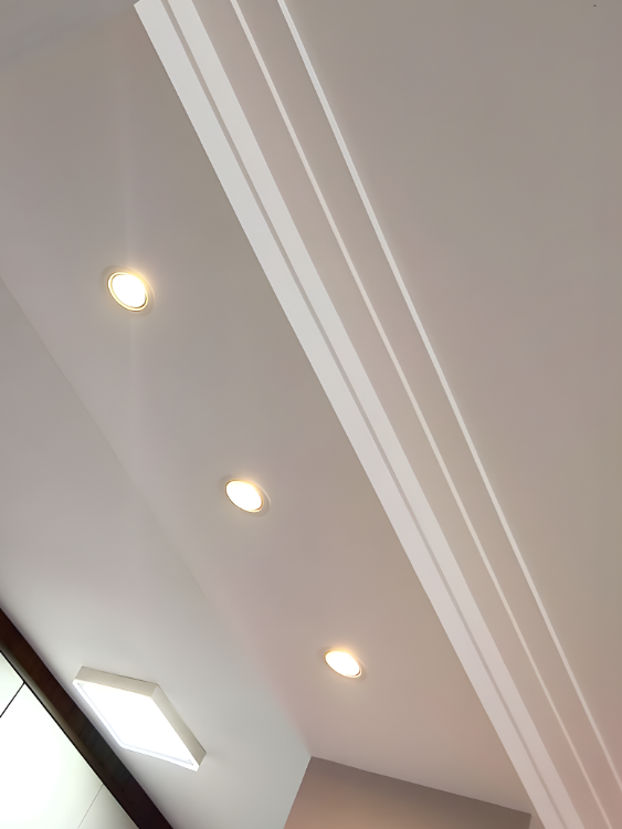 Forro rebaixado em gesso com sanca decorativa em Curitiba