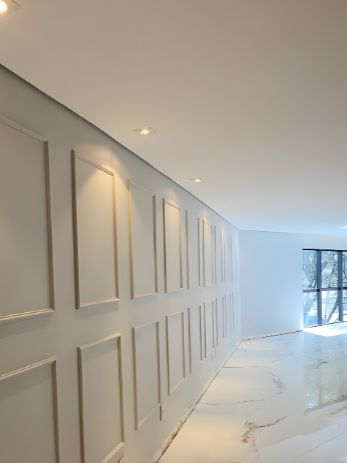 Painel boiserie em gesso com acabamento sofisticado em Curitiba