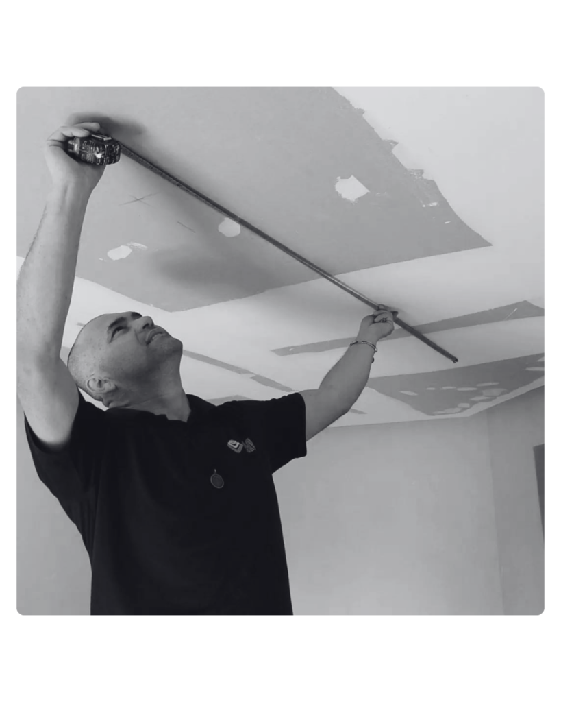 Responsável técnico da Magnificat Gesso e Drywall realizando orçamento em Curitiba