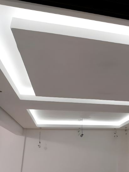 Forro rebaixado com LED indireto em projeto de gesso em Curitiba
