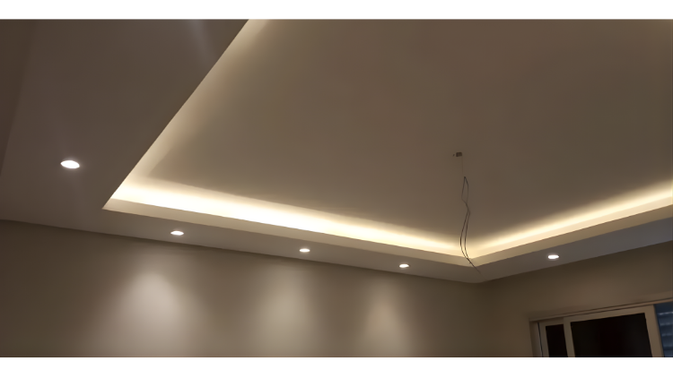 Detalhe de rebaixo lateral com luz indireta em sala em Curitiba